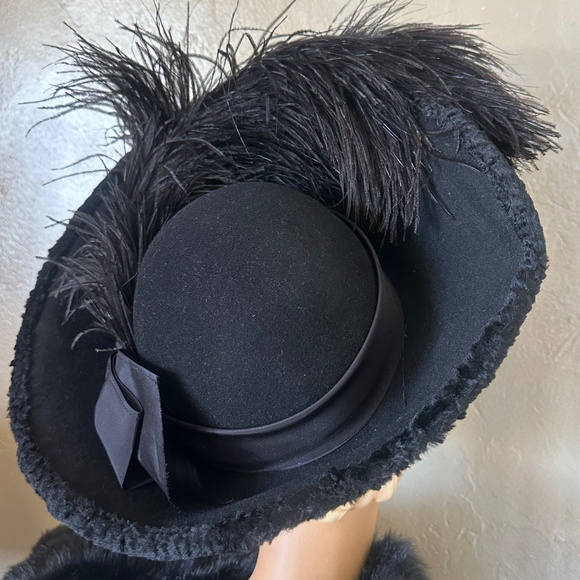 GRANDIOSE 1950s' BLACK FELT & FAUX LAMB WIDE BRIM HAT + TALL OSTRICH FEATHERS - Picture 8 of 15